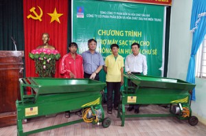 Tặng máy xạc tiêu cho nông dân trồng hồ tiêu tại Chư Sê