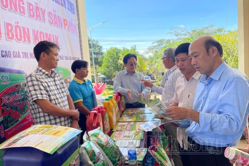 Các đại biểu tham quan gian hàng vật tư nông nghiệp tại diễn đàn